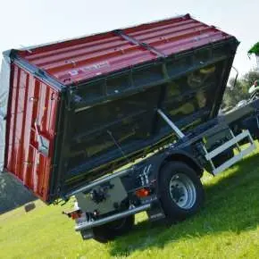 Czerwona przyczepa rolnicza 14-tonowa firmy Metal-Fach model T739 sprzedawana przez firmę Korbanek