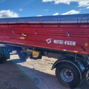 Czerwona przyczepa wywrotka o ładowności 6-ton firmy Metal-Fach model T940/2 z firmy Korbanek
