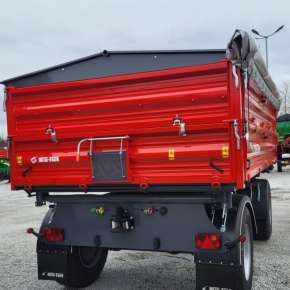 Tylny wysyp w przyczepie rolniczej T711/1 firmy Metal-Fach wraz z rynną wysypową
