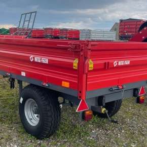 Czerwona przyczepa wywrotka jednoosiowa Metal-Fach typ T736/1 o ładowności 840 kg