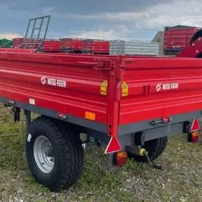 Czerwona przyczepa wywrotka jednoosiowa Metal-Fach typ T736/1 o ładowności 840 kg