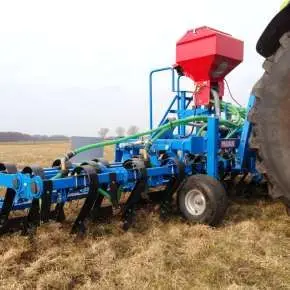 Dosiewanie trawy za pomocą siewnika rzutowego
