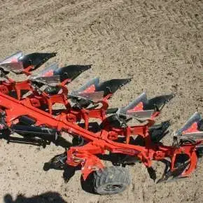 Pług Gregoire Besson ROVER, francuskiego producenta, o ilości korpusów od 3 do 7 i różnych wersjach zabezpieczeń korpusów