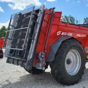 Rozrzutnik obornika model N276 Falcon firmy Metal-Fach o ładowności 8 ton