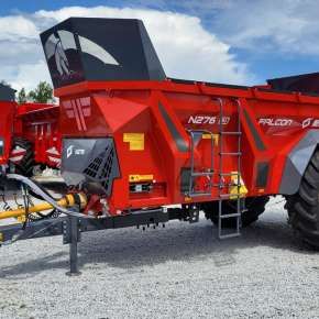 Czerwony rozrzutnik obornika jednoosiowy 8-tonowy firmy Metal-fach model N276 Falcon