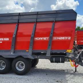 Czerwony rozrzutnik obornika tandem model N267/2 firmy Metal-Fach wyposażony w nadstawki pełne