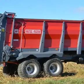 Rozrzutnik do gnoju w kolorze czerwonym firmy Metal-Fach typ N267 Hornet na tandemie