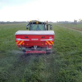 Rozsiewacz nawozów Gaspardo PRIMO z ciągnikiem na polu