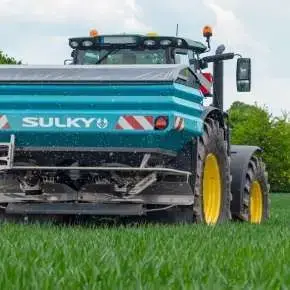 Rozsiewacz nawozów Sulky X50+ podczas pracy