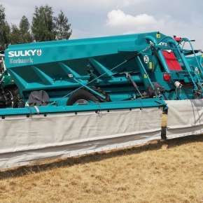 Rozsiewacz przyczepiany XT160 z belką do wapna pylistego