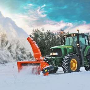 Zielony ciągnik rolniczy John Deere z podczepionym pługiem wirnikowym TORNADO 252 odśnieża drogę www.korbanek.pl
