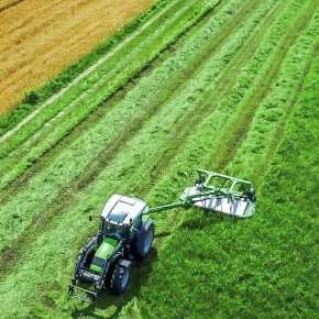 Kosiarka ciągniona dyskowa KDC 301 firmy Samasz podczepiona do zielonego ciągnika rolniczego kosi siana trawę www.korbanek.pl