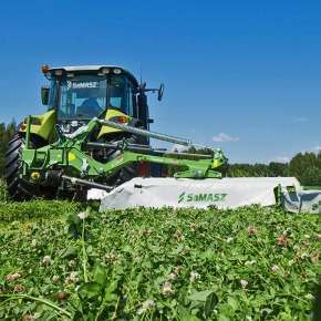 Ciągnik rolniczy Claas kosi koniczynę i trawę kosiarką dyskową z centralnym zawieszeniem KDTC 301 firmy Samasz www.korbanek.pl