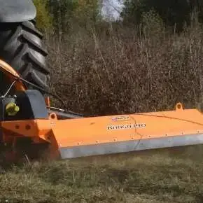 Pomarańczowa kosiarka bijakowa tylno-boczna na pantografie KANGU 190 firmy Samasz podczas koszenia nieużytków www.korbanek.pl