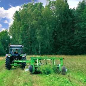 Kosiarka dyskowa ciągniona KDC301S ze spulchniaczem wraz z zielonym ciągnikiem kosi łąkę www.korbanek.pl