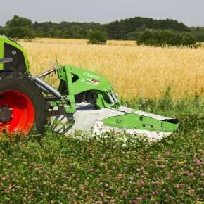 Ciągnik rolniczy Claas kosi koniczynę kosiarka lekką czołową TORO 300 firmy Samasz www.korbanek.pl