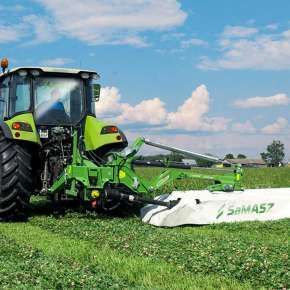 Traktor rolniczy kosi trawę na łące kosiarką dyskową KDTC 261 firmy Samasz www.korbanek.pl