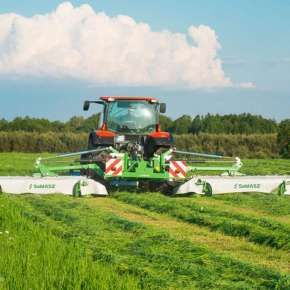 Zielony traktor rolniczy John Deere z kosiarką KDD MegaCUT 861 kosi łąkę www.korbanek.pl