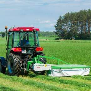 Czerwony ciągnik kosi trawę kosiarka rotacyjną 2-bębnową typ Z010 firmy Samasz www.korbanek.pl
