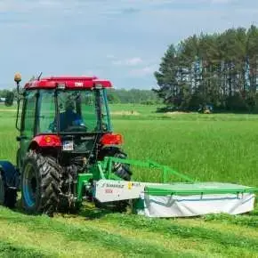 Czerwony ciągnik kosi trawę kosiarka rotacyjną 2-bębnową typ Z010 firmy Samasz www.korbanek.pl
