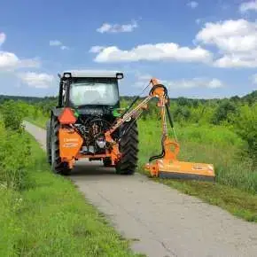 Widok z tyłu zielonego ciągnika z zawieszona kosiarką bijakową do skarp i rowów Koliber 450 firmy Samasz www.korbanek.pl