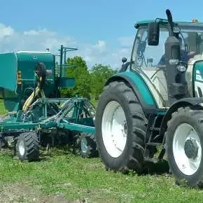 Siewnik do siewu bezorkowego Arbos Direkta z ciągnikiem