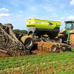 Siewnik Sky Maxidrill z Fertisem w pracy