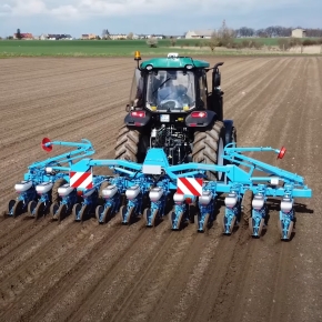 Siewnik punktowy do buraków 12-rzędowy z ciągnikiem ARBOS na polu
