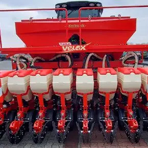 Siewnik punktowy SOLA VELOX 8-rzędowy z ciągnikiem John Deere od tyłu