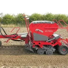 Siewnik zbożowy Unia AMBER 3000 podczas siewu na polu
