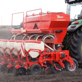 Siewnik Sola VELOX z ciągnikiem John Deere w siewie kukurydzy