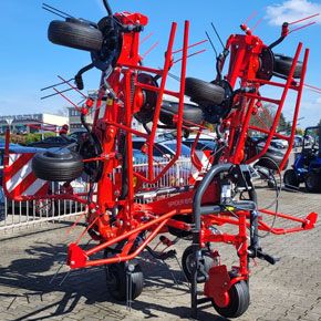 Przetrząsarka  firmy SIP typ SPIDER 815/8 złożona do pozycji transportowej na placu w firmie Korbanek
