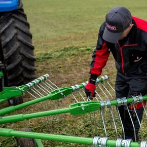 Składane ramiona do transportu w zgrabiarce karuzelowej SPYDER 420 firmy TALEX