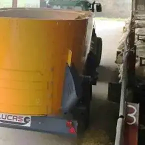 Wóz paszowy Lucas Spirmix L, maszyna do zadawania paszy dostępna w ofercie firmy Korbanek