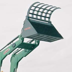 Widok z boku szufli chwytakowej STOLL zamontowanej na ciągniku John Deere z ładowaczem
