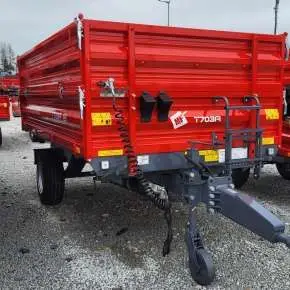 Czerwona przyczepa wywrotka jednoosiowa Metal-Fach typ T703A/1 o ładowności 3800 kg