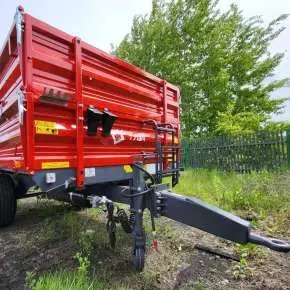 Czerwona przyczepa wywrotka jednoosiowa Metal-Fach typ T703A/3 o ładowności 5000 kg