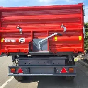 T703A/3 firmy Metal-Fach to jednoosiowa wywrotka rolnicza o ładowności 5 tony