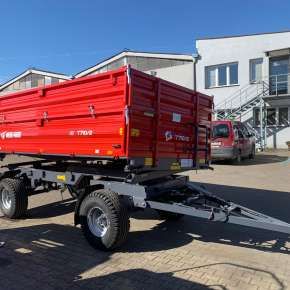 Czerwona przyczepa wywrotka o ładowności 8-ton firmy Metal-Fach model T710/2 z nadstawkami