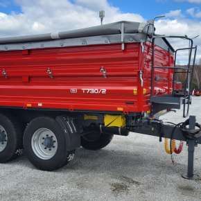 Czerwona przyczepa wywrotka o ładowności 10-ton firmy Metal-Fach model T730/2 z firmy Korbanek