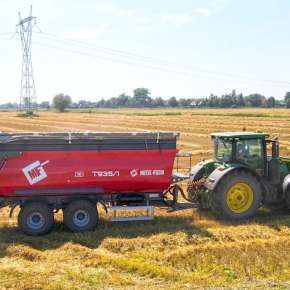Nadstawka o wysokości 500 mm i plandeka w przyczepie skorupowej Metal-Fach typ T935/1 typu wanna