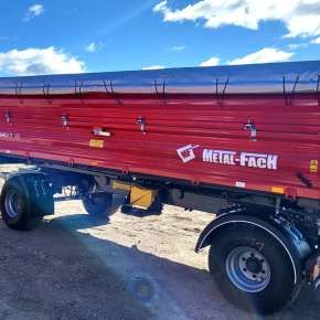 Czerwona przyczepa wywrotka o ładowności 5-ton firmy Metal-Fach model T940/1 z nadstawkami