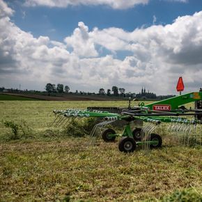 Zgrabiarka zawieszana do siana i trawy SPYDER 420 firmy TALEX podczas pracy na łące