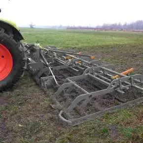 Widok podczas pracy ciągnika rolniczego z chwastownikiem HYBRO firmy MANDAM