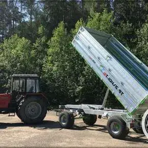 Przyczepa wywrotka T-104 wywracająca na tył