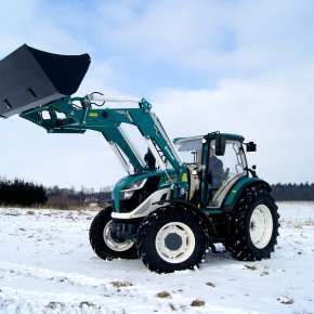 Widok z boku zielonego ciągnika rolniczego ARBOS 5100 z zielonym ładowaczem czołowym Xtreme 1 firmy Hydramet www.korbanek.pl