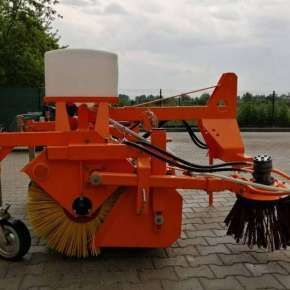 Widok boczny zamiatarki ciągnikowej zawieszanej firmy Samasz typ MOP 160 wyposażonej w boczną szczotkę www.korbanek.pl