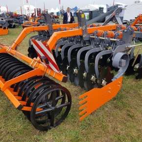 Widok z tyłu talerzówki zawieszanej o szerokości 3,0 m firmy MANDAM typ SAL 3,0 na targach AGRO-SHOW