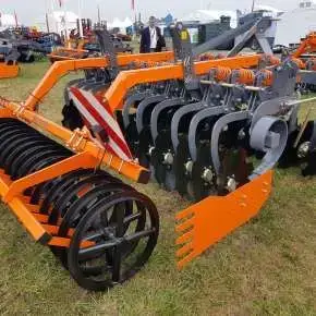 Widok z tyłu talerzówki zawieszanej o szerokości 3,0 m firmy MANDAM typ SAL 3,0 na targach AGRO-SHOW