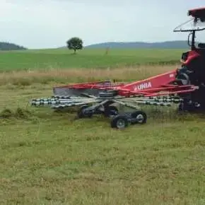 Zgrabiarka jednokaruzelowa RAK w pracy